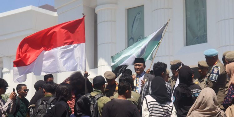 Temui Masa Aksi, Mikson Yapanto Janji Kawal Aspirasi yang Disampaikan