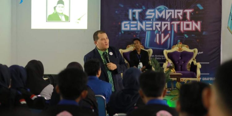 Inovasi IT Smart Generation Ke 4: Menggali Karakter Melalui Tulisan Tangan Lewat Workshop Grafologi