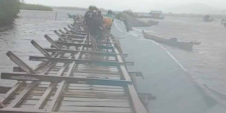 Jembatan Kayu di Torosiaje Jaya Roboh Akibat Angin Kencang