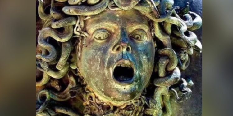 Kepala Perunggu Medusa: Jejak Mitologi Yunani di Kemegahan Romawi