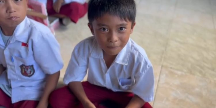 Viral Siswa Pilih Bawa Pulang Makanan untuk Ibunya