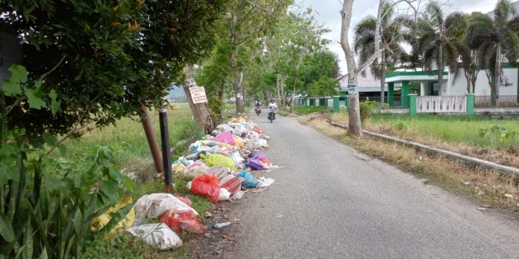 Sampah Berserakan di Jalan Kelurahan Wongkaditi Gorontalo, Warga Keluhkan Bau Tak Sedap