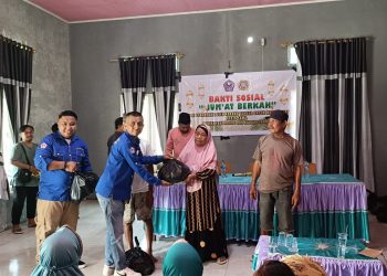 Warga Botubilotahu Terima Sembako dari Rakyat Penambang