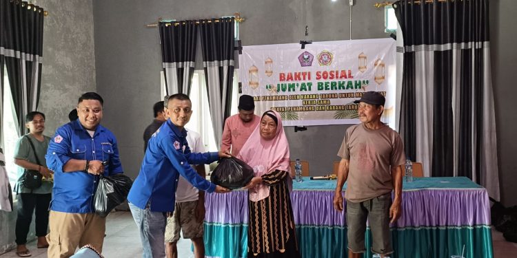 Warga Botubilotahu Terima Sembako dari Rakyat Penambang