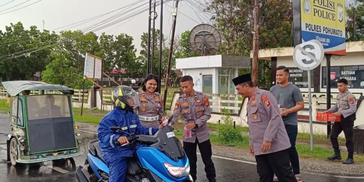 Ramadhan Penuh Berkah, Polres Pohuwato Ajak Personel Berbagi dengan Masyarakat