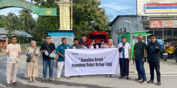 Ramadan Berkah: Penambang Rakyat dan PRC Bagikan Takjil