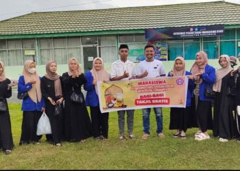 Peduli Sesama, Mahasiswa PGSD Bagikan Takjil untuk Pengendara