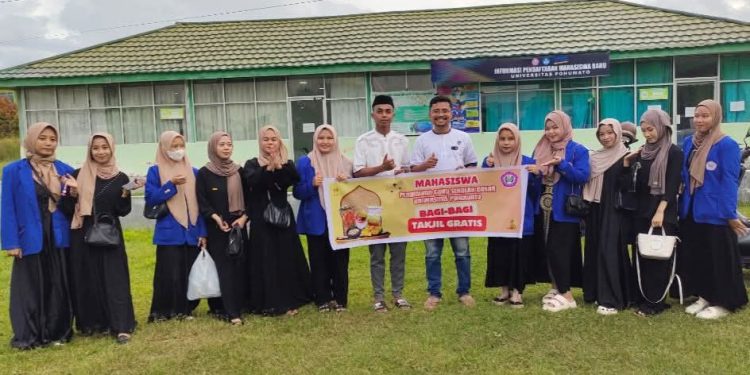 Peduli Sesama, Mahasiswa PGSD Bagikan Takjil untuk Pengendara