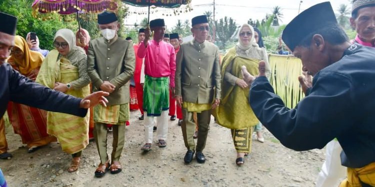 Sakralnya Mopotilolo: Bupati dan Wakil Bupati Pohuwato Resmi Diterima Masyarakat
