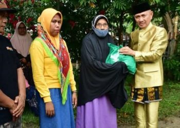 Peduli Kepada Masyarakat, Pemda Pohuwato Bagikan Ratusan Paket Ramadhan