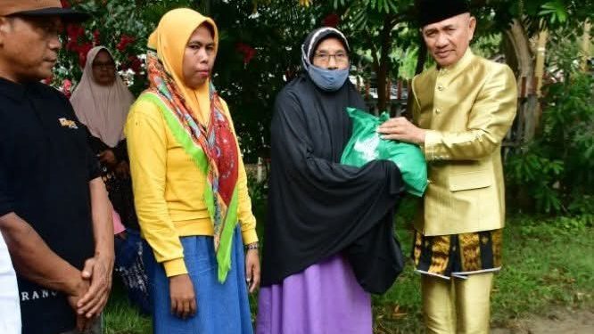 Peduli Kepada Masyarakat, Pemda Pohuwato Bagikan Ratusan Paket Ramadhan