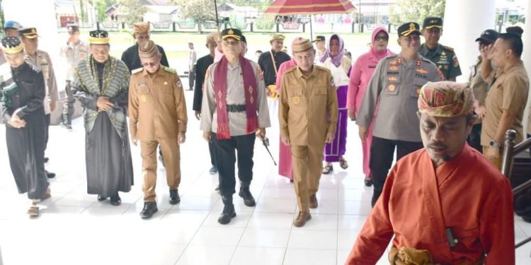 Kapolres Baru Pohuwato, AKBP Busroni, Disambut dengan Adat Mopotilolo
