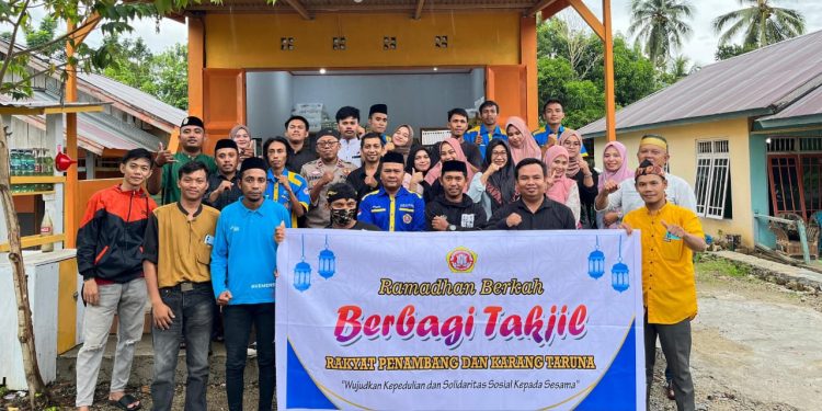 Warga Taluditi Dapat Ratusan Takjil dari Penambang dan KT Pohuwato