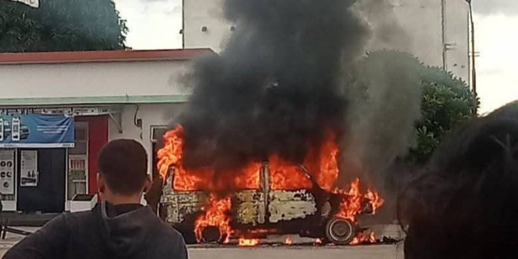Mobil Kijang Terbakar di SPBU Molohu, Dua Orang Luka-Luka