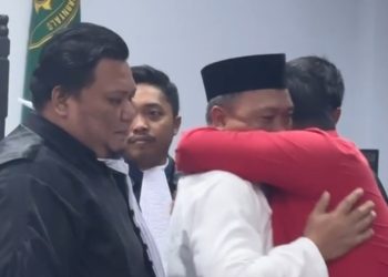 Matris Mahmud Lukum, (Kemeja Putih), Terdakwa Dugaan Korupsi Objek Wisata Benteng Otànah yang di Vonis Bebas Oleh Hakim). (Foto: Istimewa).