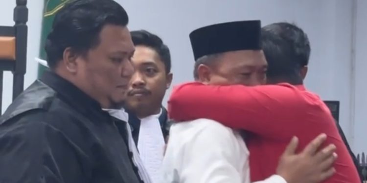 Matris Mahmud Lukum, (Kemeja Putih), Terdakwa Dugaan Korupsi Objek Wisata Benteng Otànah yang di Vonis Bebas Oleh Hakim). (Foto: Istimewa).