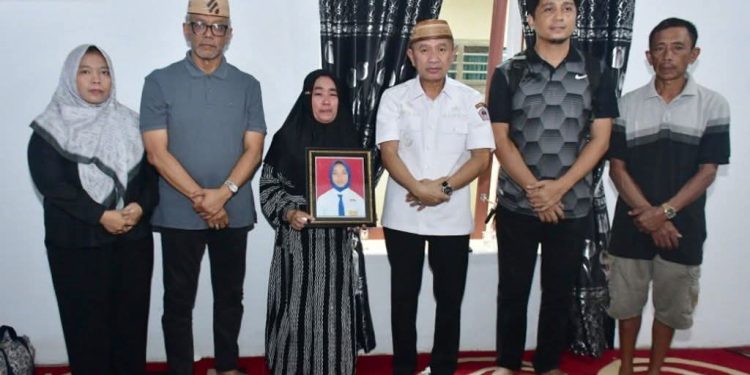Insiden Mahasiswa KKN UNG: Bupati Pohuwato Sambangi Rumah Duka Regina Malaka