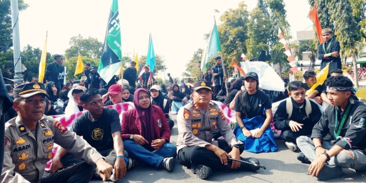 Kapolres Pohuwato Turun Langsung Bersama Barisan Massa Aksi