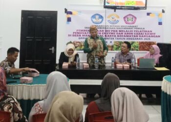 Universitas Pohuwato Latih Warga Desa Manunggal Karya Buat Eco Enzym