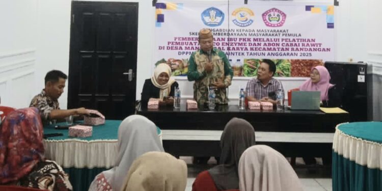 Universitas Pohuwato Latih Warga Desa Manunggal Karya Buat Eco Enzym