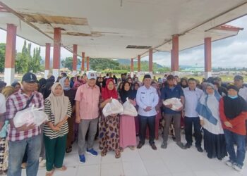 200 Warga Popayato Terima Bantuan Pangan dari Mikson Yapanto