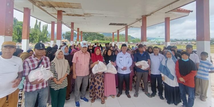 200 Warga Popayato Terima Bantuan Pangan dari Mikson Yapanto