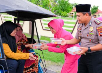 Aksi Humanis Kapolres Pohuwato di Ramadan, Pengendara Kebagian Takjil Gratis
