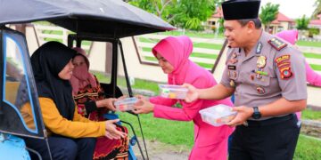 Aksi Humanis Kapolres Pohuwato di Ramadan, Pengendara Kebagian Takjil Gratis