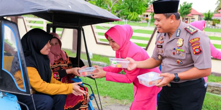 Aksi Humanis Kapolres Pohuwato di Ramadan, Pengendara Kebagian Takjil Gratis