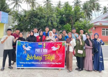 Tebar Kebaikan di Bulan Suci, Cipayung Plus dan YR Team Turun Bagikan Takjil untuk Warga