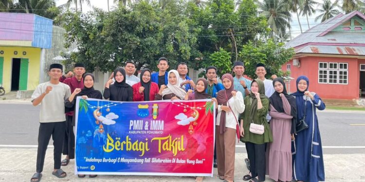 Tebar Kebaikan di Bulan Suci, Cipayung Plus dan YR Team Turun Bagikan Takjil untuk Warga