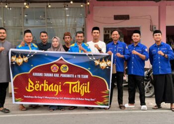 Karang Taruna Pohuwato dan YR Team Bagi Takjil Sekaligus Bantu UMKM Lokal