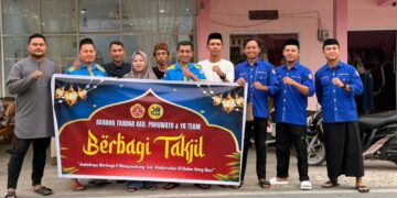 Karang Taruna Pohuwato dan YR Team Bagi Takjil Sekaligus Bantu UMKM Lokal