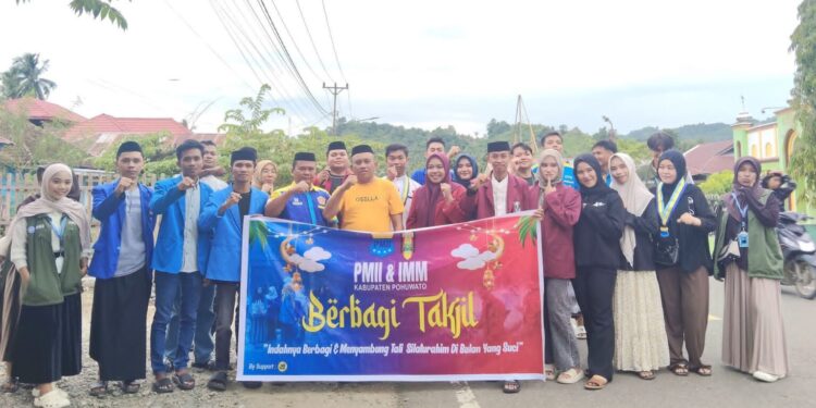 Aksi Ramadan KNPI Pohuwato, Takjil Gratis Disambut Antusias Warga