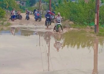 Diduga Imbas PETI, Akses Vital Penghubung Desa Teratai-Bulangita Berubah Jadi Kubangan Lumpur