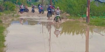 Diduga Imbas PETI, Akses Vital Penghubung Desa Teratai-Bulangita Berubah Jadi Kubangan Lumpur