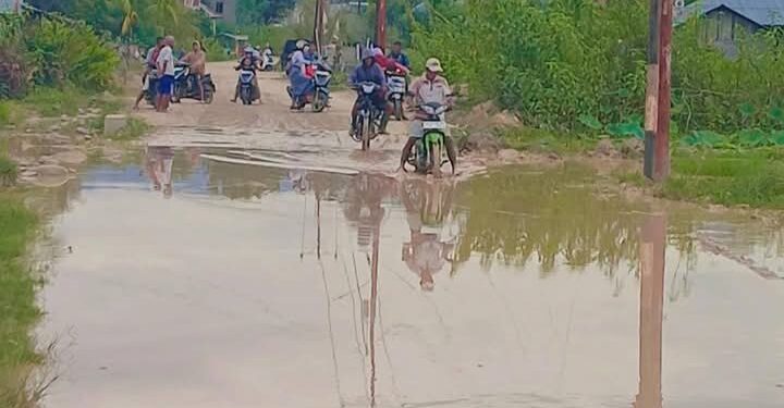 Diduga Imbas PETI, Akses Vital Penghubung Desa Teratai-Bulangita Berubah Jadi Kubangan Lumpur