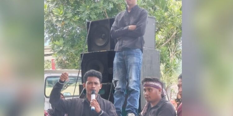 Desak Copot Kades Yipilo, Massa Aksi Minta Bupati Tak Tunda Keputusan