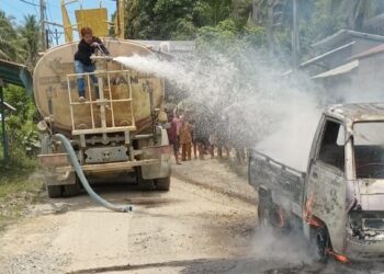 Tim Pani Gold Mine memadamkan Mobil yang terbakar di desa Hulawa (Foto: Humas PGM)