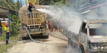 Tim Pani Gold Mine memadamkan Mobil yang terbakar di desa Hulawa (Foto: Humas PGM)