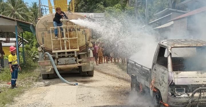 Tim Pani Gold Mine memadamkan Mobil yang terbakar di desa Hulawa (Foto: Humas PGM)