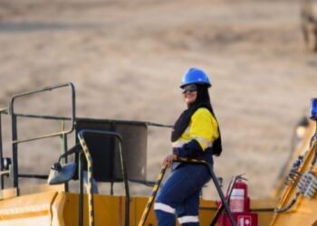 Felni Ruiba, Perempuan Lokal yang Jadi Operator Excavator di PGM