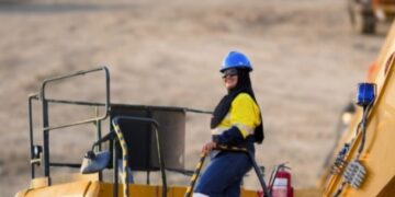Felni Ruiba, Perempuan Lokal yang Jadi Operator Excavator di PGM