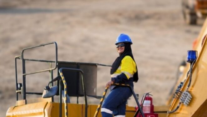 Felni Ruiba, Perempuan Lokal yang Jadi Operator Excavator di PGM