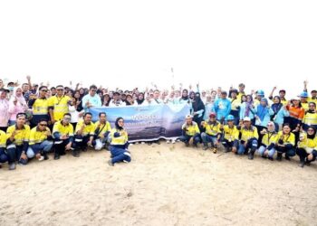 Karyawan Pani Gold Mine dan Petugas DLH Pohuwato berfoto bersama usai aksi bersih pantai di Kampung Nelayan, Marisa, Jumat (5/6/2026). (Foto: Humas PGM)