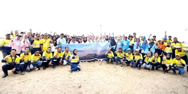 Karyawan Pani Gold Mine dan Petugas DLH Pohuwato berfoto bersama usai aksi bersih pantai di Kampung Nelayan, Marisa, Jumat (5/6/2026). (Foto: Humas PGM)
