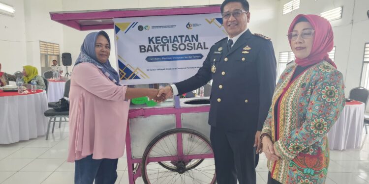 Momentum HBP ke-62, Kalapas Gorontalo Serahkan Gerobak UMKM untuk Keluarga Narapidana