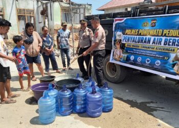 Kemarau Melanda, Polres Pohuwato Distribusi Air Bersih ke Warga