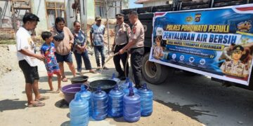 Kemarau Melanda, Polres Pohuwato Distribusi Air Bersih ke Warga