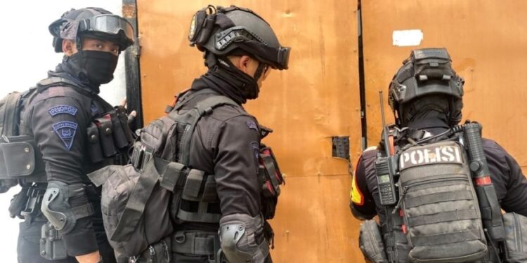 Polisi Gerebek Kampung Ambon, Lima Orang Diamankan dan Puluhan Senjata Tajam Ditemukan